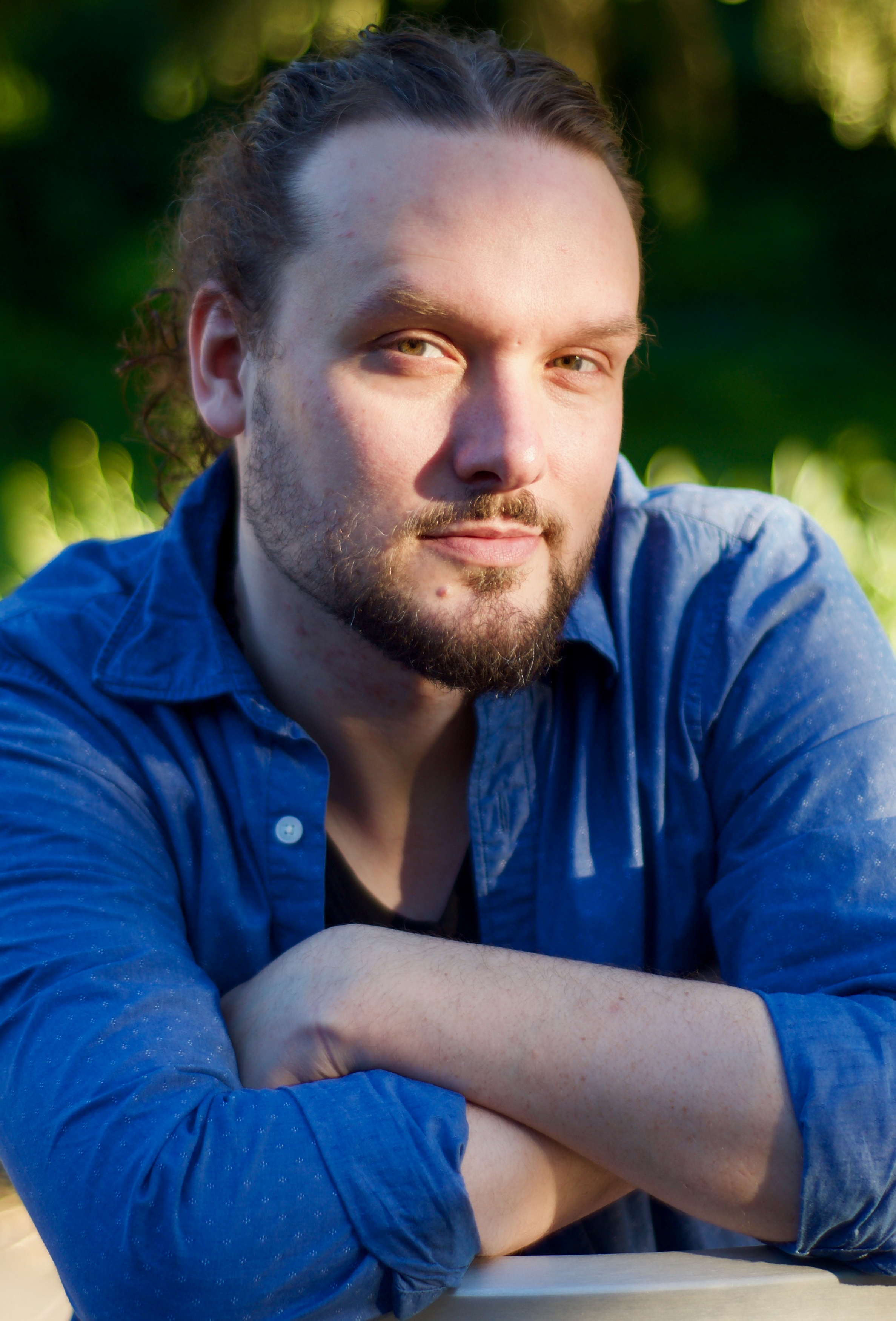 Portrait image of author Damian Johansson.