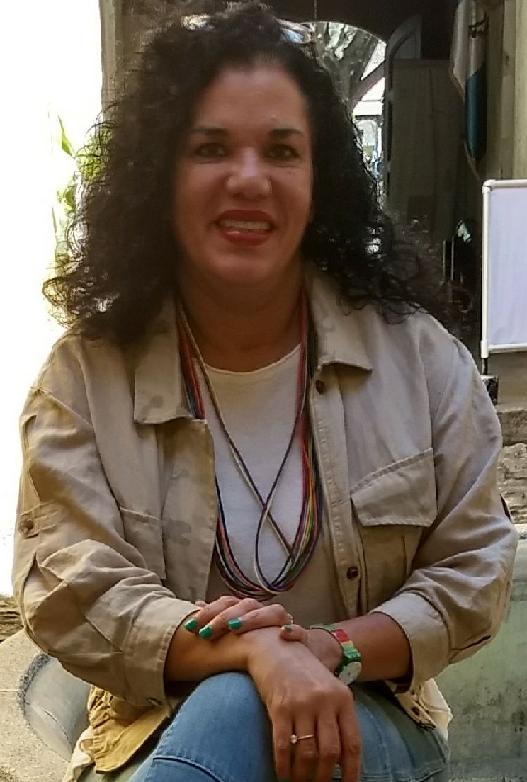 Portrait image of author Sam Pérez.