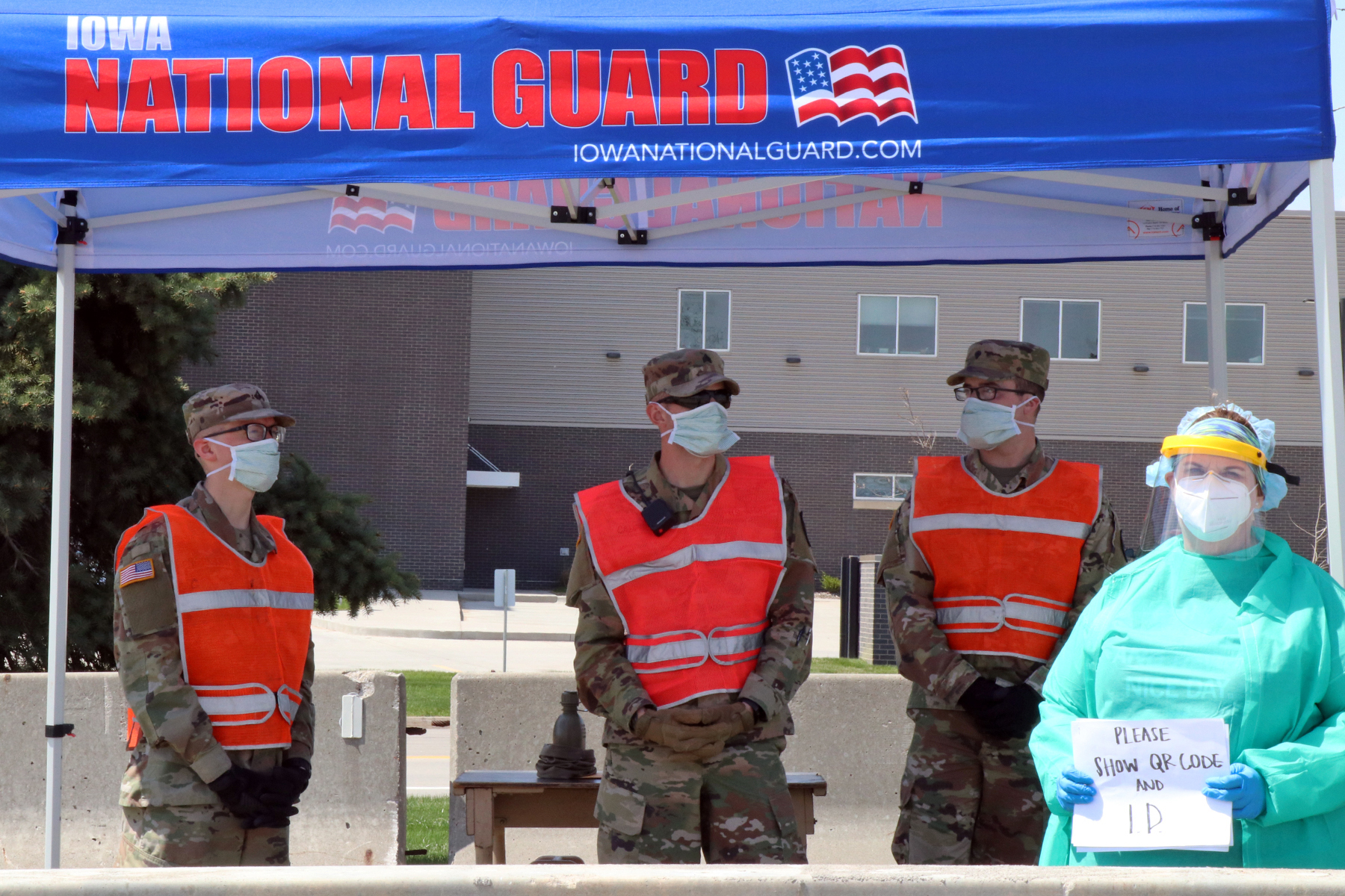 Iowa National Guard Soldiers of the 186th military police company and a local health care professional operate a traffic control point at the COVID-19 testing site at the Iowa Events Center in Des Moines, Iowa, on April 25, 2020. Photo by Cpl. Samantha Hircock